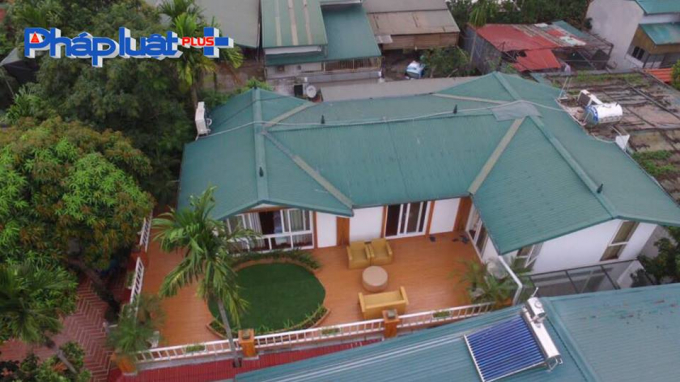 Một trong những căn nh&agrave; vườn rộng v&agrave; cao vượt hơn hẳn. Ri&ecirc;ng khoảng s&acirc;n thượng ngo&agrave;i trời cũng đ&atilde; như một c&ocirc;ng vi&ecirc;n thu nhỏ.