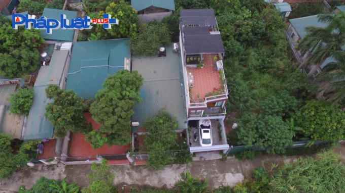 Biệt thự v&agrave; nh&agrave; vườn n&agrave;o cũng rợp b&oacute;ng c&acirc;y xanh, c&oacute; gara &ocirc; t&ocirc; sức chứa từ 2 chiếc trở l&ecirc;n.