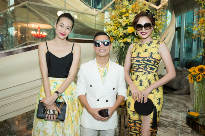 D&agrave;n mỹ nh&acirc;n khoe sắc với hoạ tiết hoa mimosa, hoa tử đằng của Adrian Anh Tuấn