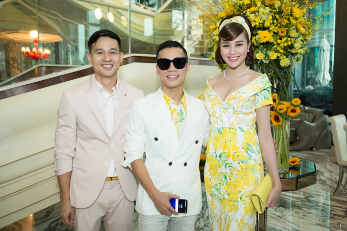 D&agrave;n mỹ nh&acirc;n khoe sắc với hoạ tiết hoa mimosa, hoa tử đằng của Adrian Anh Tuấn