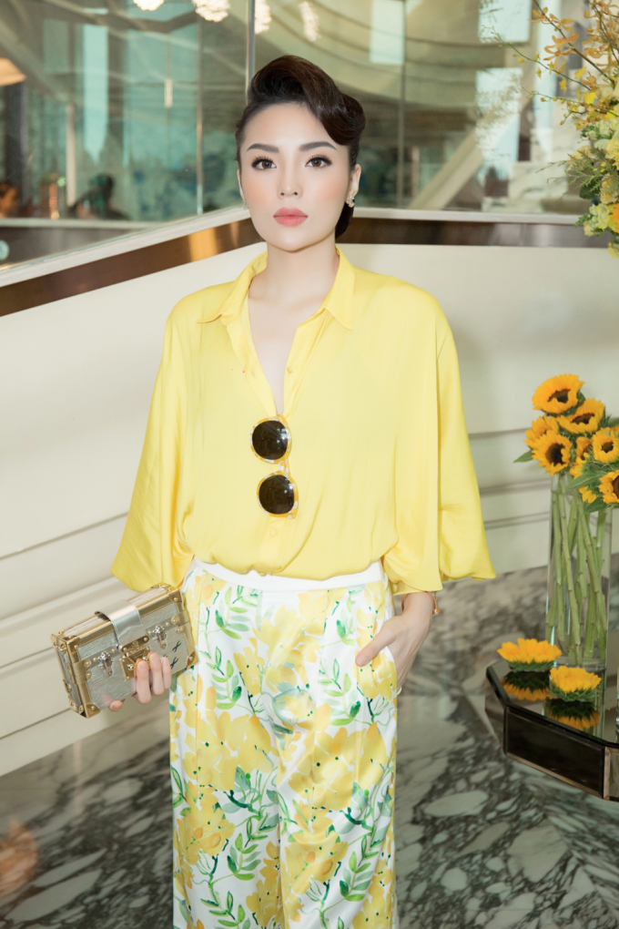 D&agrave;n mỹ nh&acirc;n khoe sắc với hoạ tiết hoa mimosa, hoa tử đằng của Adrian Anh Tuấn