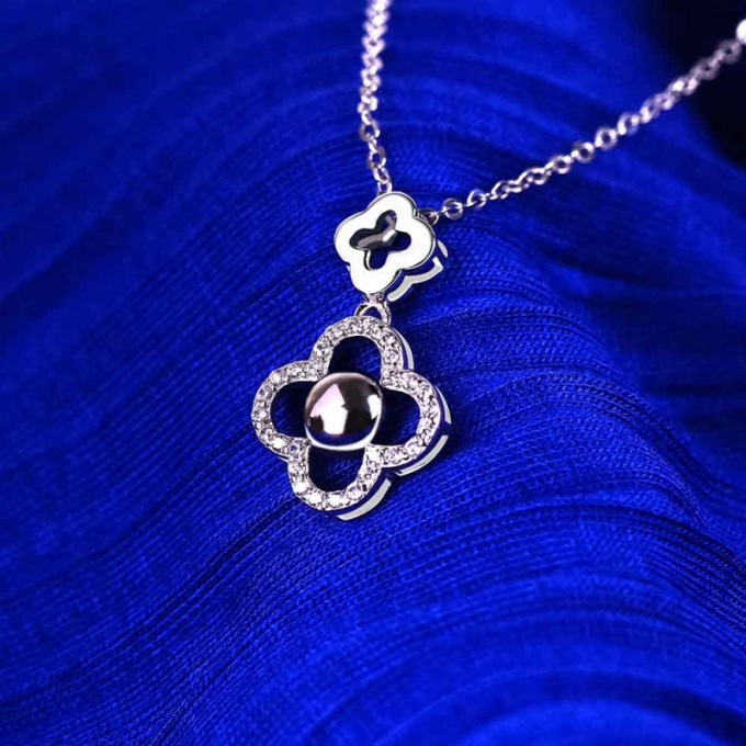 D&acirc;y chuyền bạc&nbsp;như sợi d&acirc;y v&ocirc; h&igrave;nh gắn kết t&igrave;nh cảm lứa đ&ocirc;i.