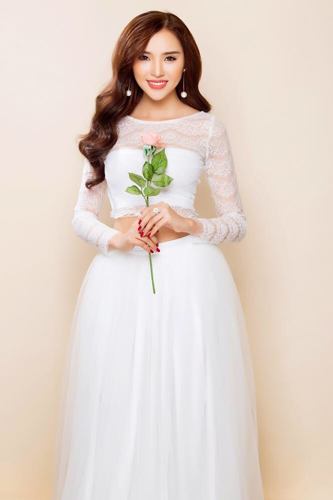 Chiếc đầm phom chữ A d&agrave;i v&agrave; đầm cổ thuyền kh&ocirc;ng tay d&aacute;ng x&ograve;e đặc trưng của thập ni&ecirc;n 50. Chất liệu ren &eacute;p tr&ecirc;n lưới xốp đang rất thịnh h&agrave;nh tr&ecirc;n c&aacute;c s&agrave;n Catwalk quốc tế.&nbsp;