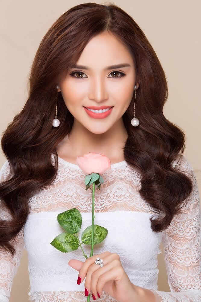 Hoạ tiết chủ đạo l&agrave; dư &acirc;m của m&ugrave;a h&egrave; nhiệt đới với những nh&agrave;nh cỏ - c&acirc;y - l&aacute; - hoa vẽ bằng m&agrave;u nước với t&ocirc;ng m&agrave;u nền n&atilde;, nhẹ nh&agrave;ng, mang lại cho người mặc vẻ đẹp thanh tho&aacute;t v&agrave; nữ t&iacute;nh.