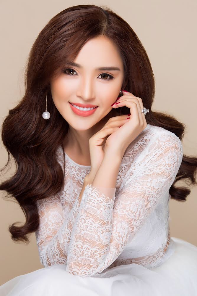 Vẫn những phom d&aacute;ng tr&ecirc;n nhưng c&aacute;c thiết kế l&agrave; cuộc chơi của những dải đăng-ten v&agrave; ruy băng đầy sắc m&agrave;u được sắp xếp tưởng chừng như ngẫu hứng nhưng thực tế lại l&agrave; sự t&iacute;nh to&aacute;n kh&aacute; hợp l&yacute;, tạo th&agrave;nh những đường sọc h&agrave;i h&ograve;a về cả m&agrave;u sắc lẫn chi tiết suốt th&acirc;n v&aacute;y su&ocirc;n mềm mại.&nbsp;