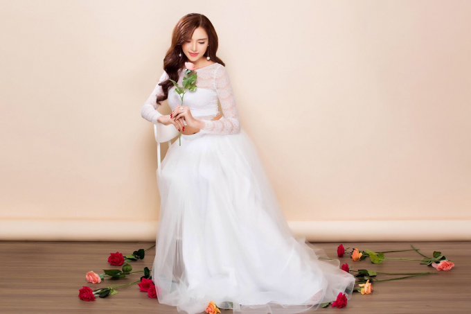 Kiểu đầm d&agrave;nh cho tiệc tối với chất liệu nhung lụa đen tr&ecirc;n th&acirc;n &aacute;o phối h&agrave;i ho&agrave; c&ugrave;ng phần v&aacute;y đăng-ten tạo n&ecirc;n sự quyến rũ v&agrave; sang trọng cho người mặc.