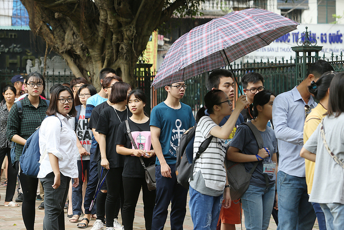 S&aacute;ng 19/6, đ&ocirc;ng đảo sĩ tử c&oacute; mặt tại Văn Miếu - Quốc Tử Gi&aacute;m cầu may. B&ecirc;n ngo&agrave;i cổng, h&agrave;ng trăm học sinh xếp h&agrave;ng chờ đợi mua v&eacute;.
