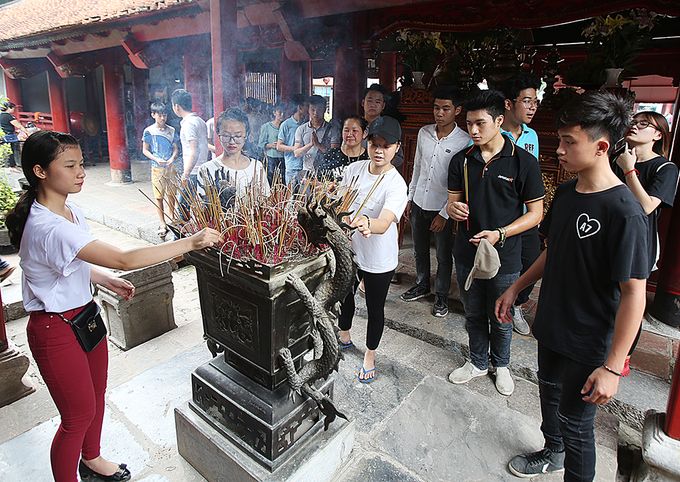 L&agrave; trường đại học đầu ti&ecirc;n của Việt Nam, h&agrave;ng năm cứ v&agrave;o m&ugrave;a thi, nhiều sĩ tử tới Văn Miếu - Quốc Tử Gi&aacute;m để cầu mong may mắn v&agrave; th&agrave;nh c&ocirc;ng.