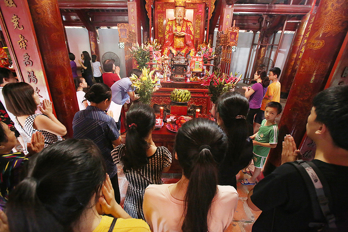 Nơi thờ Khổng Tử b&ecirc;n trong điện Đại Th&agrave;nh, đ&ocirc;ng đảo phụ huynh c&ugrave;ng sĩ tử d&acirc;ng hương tỏ l&ograve;ng th&agrave;nh k&iacute;nh, gửi gắm ước nguyện