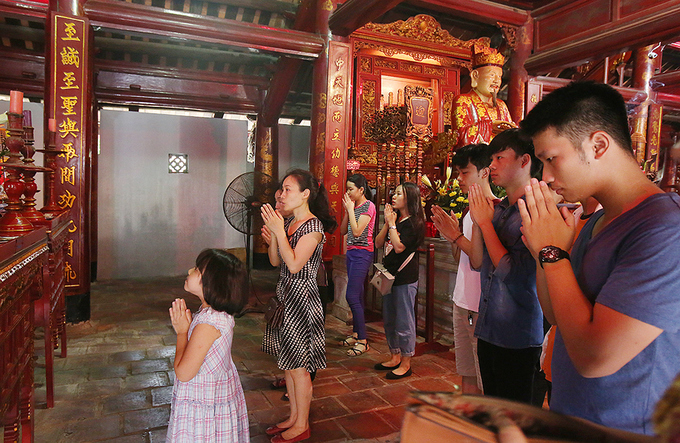 Ph&iacute;a trong ch&iacute;nh điện, từng tốp sĩ tử v&agrave; người nh&agrave; th&agrave;nh k&iacute;nh d&acirc;ng hương.