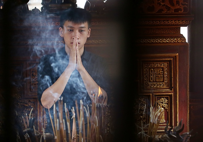 Nhiều sĩ tử đến Văn Miếu, lén sờ đầu rùa để cầu may thi THPT quốc gia