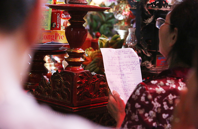 Nhiều phụ huynh ghi sẵn số b&aacute;o danh, điểm thi của con đến l&agrave;m lễ.