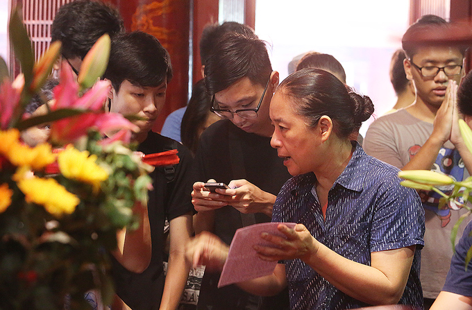 B&agrave;i khấn được chuẩn bị từ trước, tr&ecirc;n giấy, tr&ecirc;n điện thoại, l&ograve;ng b&agrave;n tay...