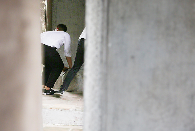 H&agrave;ng chục năm nay, việc xoa đầu r&ugrave;a đ&atilde; bị cấm. Tuy nhi&ecirc;n, vẫn c&oacute; sĩ tử vượt r&agrave;o vi phạm.&nbsp;