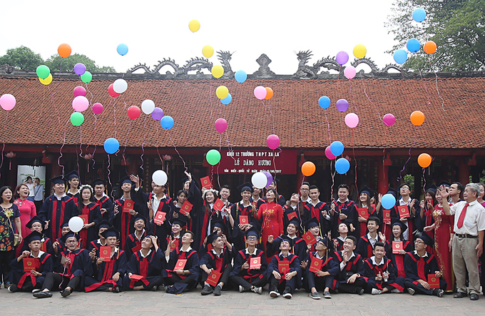 Nhiều ng&ocirc;i trường ở H&agrave; Nội chọn thời điểm trước kỳ thi l&agrave;m lễ d&acirc;ng hương, một phần để c&aacute;c em tự tin trước kỳ thi quan trọng, một phần để thầy v&agrave; tr&ograve; giữ lại những kỷ niệm.&nbsp;Ng&agrave;y 22-24/6, khoảng 860.000 th&iacute; sinh cả nước sẽ dự thi THPT quốc gia để x&eacute;t tốt nghiệp v&agrave; x&eacute;t tuyển đại học, cao đẳng sư phạm. Th&iacute; sinh sẽ thi tại tỉnh th&agrave;nh nơi cư tr&uacute;, kh&ocirc;ng đổ dồn về một số cụm thi như c&aacute;c năm trước.