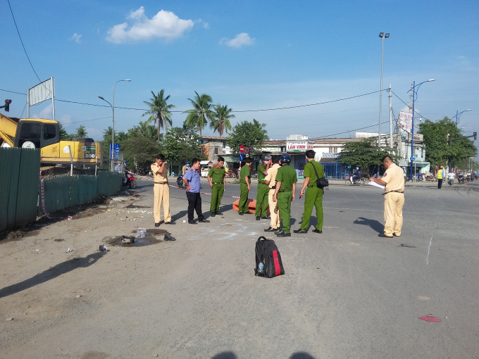 C&ocirc;ng an quận 2 kh&aacute;m nghiệm hiện trường.