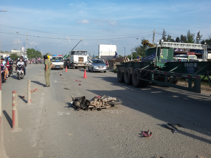 Chiếc xe m&aacute;y bị k&eacute;o l&ecirc; tr&ecirc;n đường.