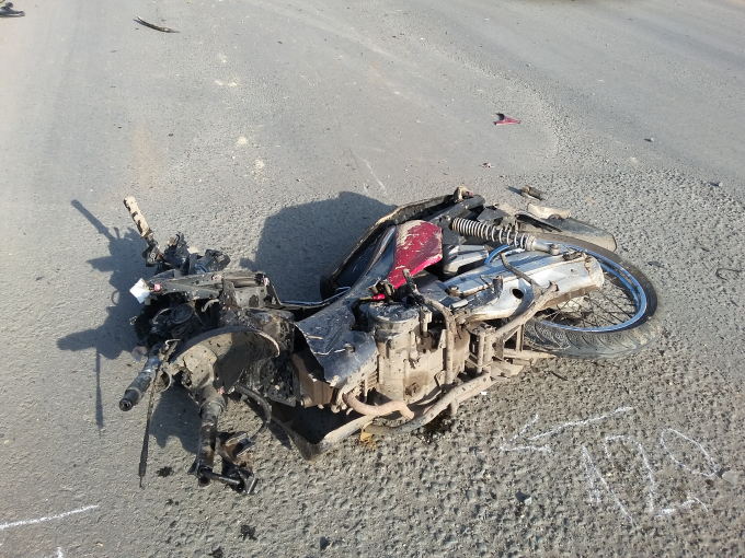 Chiếc xe m&aacute;y bị xe ben c&aacute;n dập n&aacute;t.