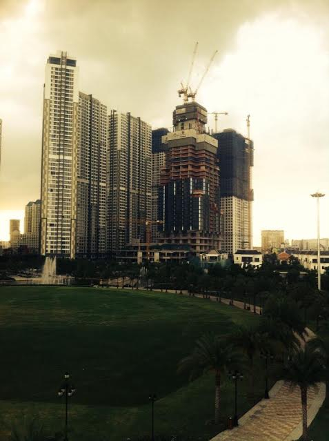 Landmark 81 sở hữu trung t&acirc;m thương mại mua sắm, vui chơi giải tr&iacute; với h&agrave;ng trăm thương hiệu nổi tiếng tr&ecirc;n thế giới rộng với diện t&iacute;ch hơn 59.000m2 lớn nhất th&agrave;nh phố, khu kh&aacute;ch sạn 7 sao v&agrave; ph&ograve;ng tổng thống rộng hơn 1.000m2 &nbsp;, ph&iacute;a trước Landmark 81 bến du thuyền,..... tất cả l&agrave; nơi tụ điểm tầng lớp thượng lưu, l&agrave; địa điểm hấp dẫn kh&aacute;ch du lịch v&agrave; quan kh&aacute;ch cấp cao c&aacute;c nước tr&ecirc;n thế giới.