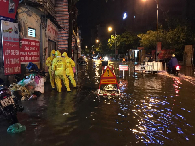 Lực lượng chức năng c&oacute; mặt để xử l&yacute; v&agrave; dựng barie để cảnh b&aacute;o người d&acirc;n.