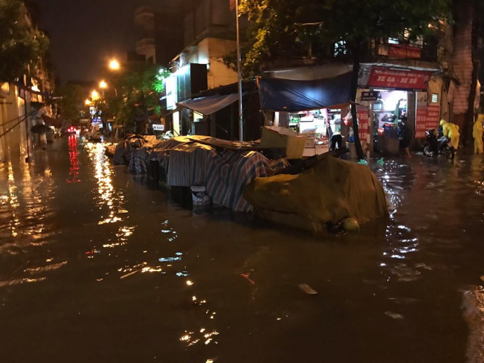 Nhiều h&agrave;ng qu&aacute;n của người d&acirc;n bị ngập ho&agrave;n to&agrave;n.