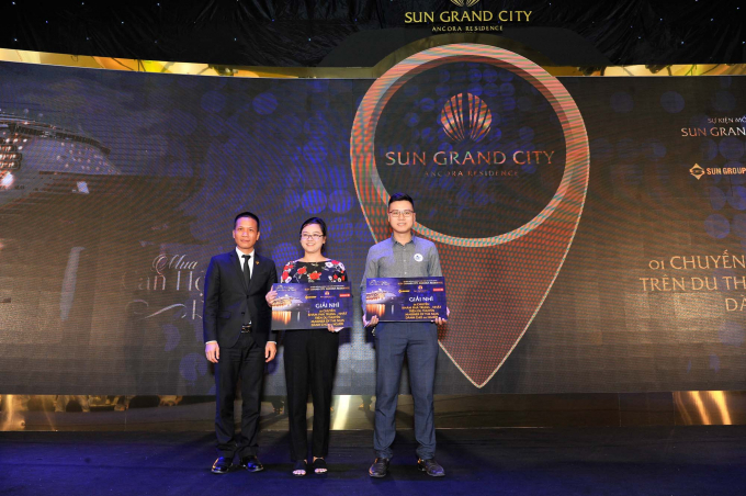 Trao thưởng kh&aacute;ch h&agrave;ng.