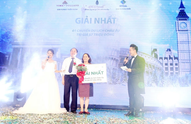 Kh&aacute;ch h&agrave;ng nhận giải nhất chuyến du lịch Ch&acirc;u &Acirc;u trị gi&aacute; 57 triệu đồng.