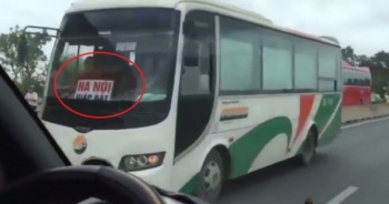 Coi thường pháp luật, xe khách ngang nhiên lao ngược chiều trên quốc lộ