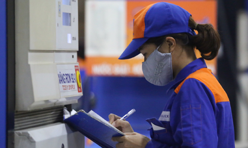 Gi&aacute; cơ sở đồng loạt giảm mạnh, gi&aacute; xăng c&oacute; thể giảm hơn 900 đồng chiều nay.&nbsp;Ảnh: Minh họa