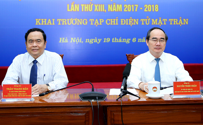 Chủ tịch Nguyễn Thiện Nh&acirc;n v&agrave; Ph&oacute; Chủ tịch - Tổng Thư k&yacute; Trần Thanh Mẫn chủ tr&igrave; buổi lễ.