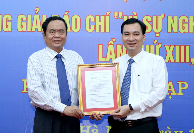 Ph&oacute; Chủ tịch - Tổng Thư k&yacute; UBTƯ MTTQ Việt Nam Trần Thanh Mẫn trao Quyết định hoạt động Tạp ch&iacute; điện tử Mặt trận cho Tổng Bi&ecirc;n tập Vũ Văn Tiến.