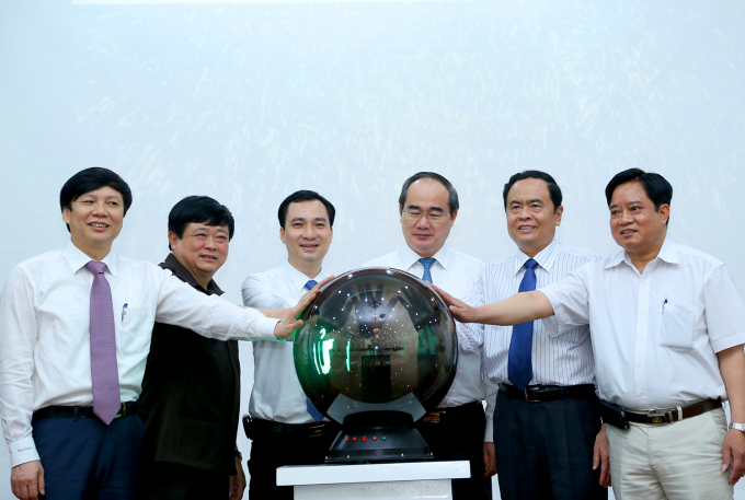 Chủ tịch Nguyễn Thiện Nh&acirc;n c&ugrave;ng c&aacute;c đại biểu thực hiện nghi thức khai trương Tạp ch&iacute; điện tử Mặt trận.