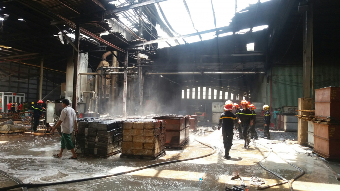 Vụ ch&aacute;y đ&atilde; thi&ecirc;u rụi phần lớn diện t&iacute;ch của nh&agrave; m&aacute;y chế biến mủ cao su.