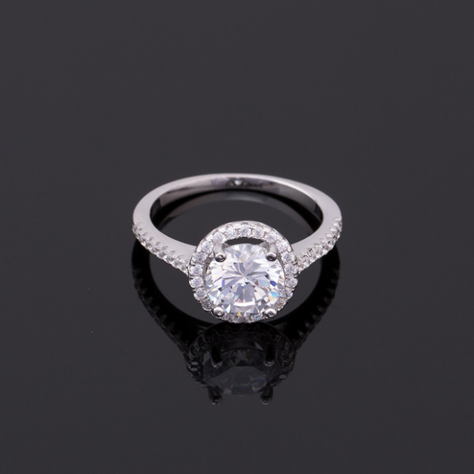 Mẫu nhẫn được t&ocirc; điểm bằng một vi&ecirc;n đ&aacute; b&aacute;n qu&yacute; trắng lấp l&aacute;nh đặt trong 1 v&ograve;ng tr&ograve;n đ&iacute;nh những hạt đ&aacute; nhỏ li ti v&ocirc; c&ugrave;ng &nbsp;bắt mắt, xung quang th&acirc;n nhẫn được trang ho&agrave;ng bởi những vi&ecirc;n đ&aacute; nhỏ.