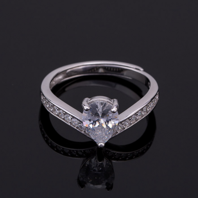 Mẫu nhẫn bạc đẹp nữ&nbsp;đ&iacute;nh đ&aacute; nh&ocirc; ko chỉ nổi bật ở vi&ecirc;n đ&aacute; lớn h&igrave;nh giọt nước duy&ecirc;n d&aacute;ng m&agrave; c&ograve;n tạo sức hấp dẫn bởi thiết kế c&aacute;ch điệu kh&aacute; độc đ&aacute;o của th&acirc;n nhẫn với đường cong nhọn tạo h&igrave;nh tim.