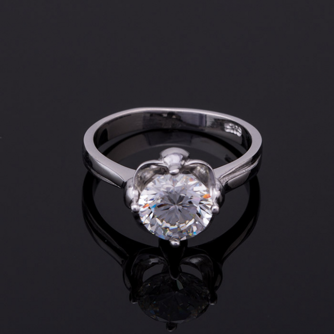 Chiếc&nbsp;nhẫn bạc cho nữ&nbsp;được thiết kế tập trung v&agrave;o điểm nhấn l&agrave; vi&ecirc;n đ&aacute; qu&aacute; cỡ lấp l&aacute;nh. đ&ocirc;i khi sự đơn giản lại đem lại một n&eacute;t đẹp v&ocirc; c&ugrave;ng tinh tế v&agrave; sang trọng .