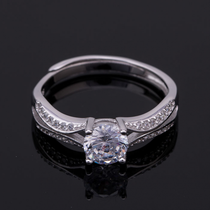 Mẫu nhẫn nữ bằng bạc&nbsp;được chế t&aacute;c tinh xảo điểm s&aacute;ng của sản phẩm l&agrave; vi&ecirc;n đ&aacute; b&aacute;n qu&yacute; được chế t&aacute;c dưới đ&ocirc;i b&agrave;n tay nghệ nh&acirc;n c&oacute; độ kh&uacute;c xạ cao , mang đến n&eacute;t đẹp sang trọng v&agrave; qu&yacute; ph&aacute;i cho nữ nhi .