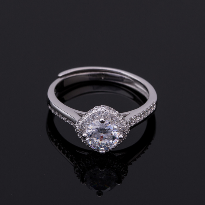 Nhẫn bạc sang trọng nữ nạm đ&aacute; nh&ocirc; lấp l&aacute;nh&nbsp;tạo sức h&uacute;t bằng vi&ecirc;n đ&aacute; qu&aacute; cỡ được t&ocirc; điểm nhờ những vi&ecirc;n đ&aacute; nhỏ đặt ở ph&iacute;a dưới tăng th&ecirc;m phần hấp dẫn v&agrave; cuốn h&uacute;t cho sản phẩm.