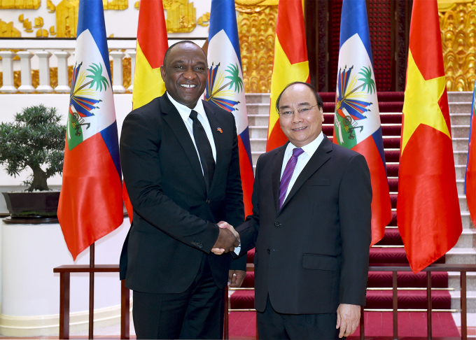 Thủ tướng Nguyễn Xu&acirc;n Ph&uacute;c hoan ngh&ecirc;nh v&agrave; đ&aacute;nh gi&aacute; cao chuyến thăm Việt Nam đầu ti&ecirc;n của Chủ tịch Thượng viện Cộng h&ograve;a Haiti Youri Latortue.