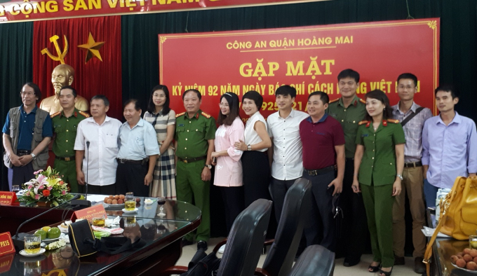 Đại t&aacute; Nguyễn Hồng Th&aacute;i chụp ảnh lưu niệm với một số nh&agrave; b&aacute;o tại buổi gặp mặt.