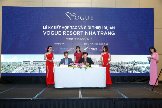 &Ocirc;ng Nguyễn Xu&acirc;n Triển - Gi&aacute;m đốc C&ocirc;ng ty Cổ phần BĐS An Cư k&yacute; kết c&ugrave;ng &ocirc;ng Hồ Xu&acirc;n B&igrave;nh- Tổng Gi&aacute;m đốc Baolongland tại buổi lễ.