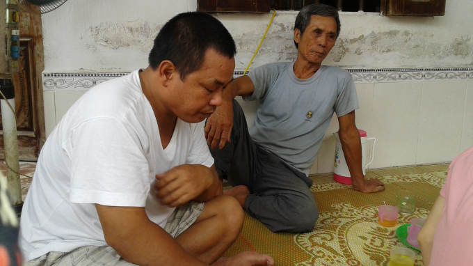 Bố v&agrave; &ocirc;ng nội ch&aacute;u huy đau x&oacute;t kể lại sự việc. Ảnh: Nguyệt Chi