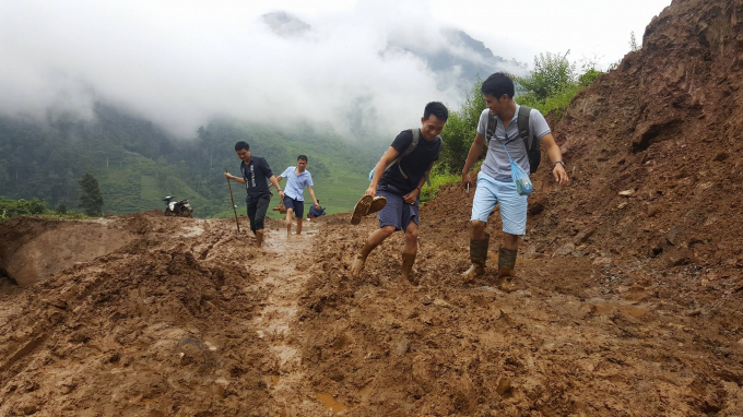 Những đoạn đường lầy lội tr&ecirc;n h&agrave;nh tr&igrave;nh gần 30km