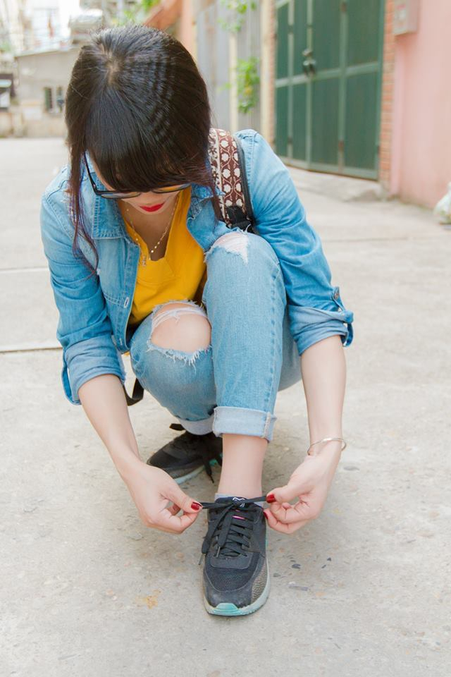 L&agrave; nữ nh&agrave; b&aacute;o - c&ocirc; ấy sẽ chẳng được diện những bộ v&aacute;y điệu đ&agrave;, những đ&ocirc;i gi&agrave;y cao g&oacute;t khi đi l&agrave;m.&nbsp;&nbsp;Ảnh: FBNV&nbsp;