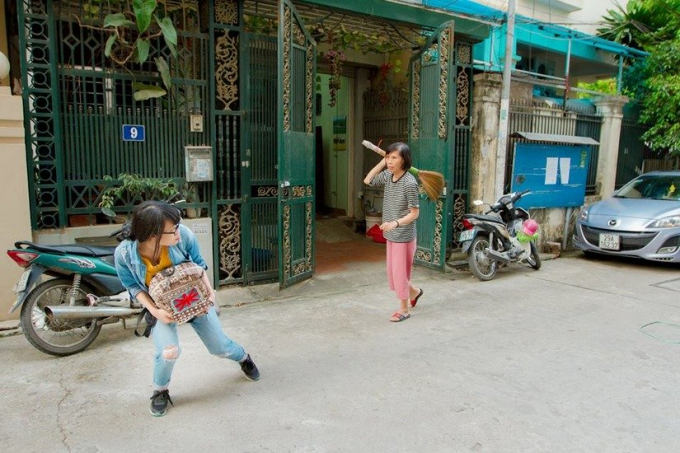 L&agrave; nữ ph&oacute;ng vi&ecirc;n c&ocirc; ấy sẵn s&agrave;ng đương đầu với mọi s&oacute;ng gi&oacute; của cuộc sống, kể cả việc bị nh&acirc;n vật... đuổi đ&aacute;nh. Ảnh: FBNV