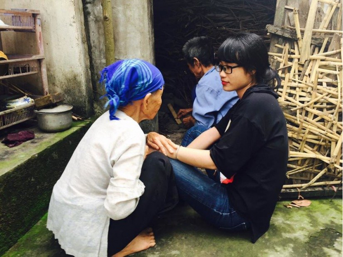 Niềm vui của nh&agrave; b&aacute;o l&agrave; gi&uacute;p được những mảnh đời kh&oacute; khăn. Ảnh: FBNV