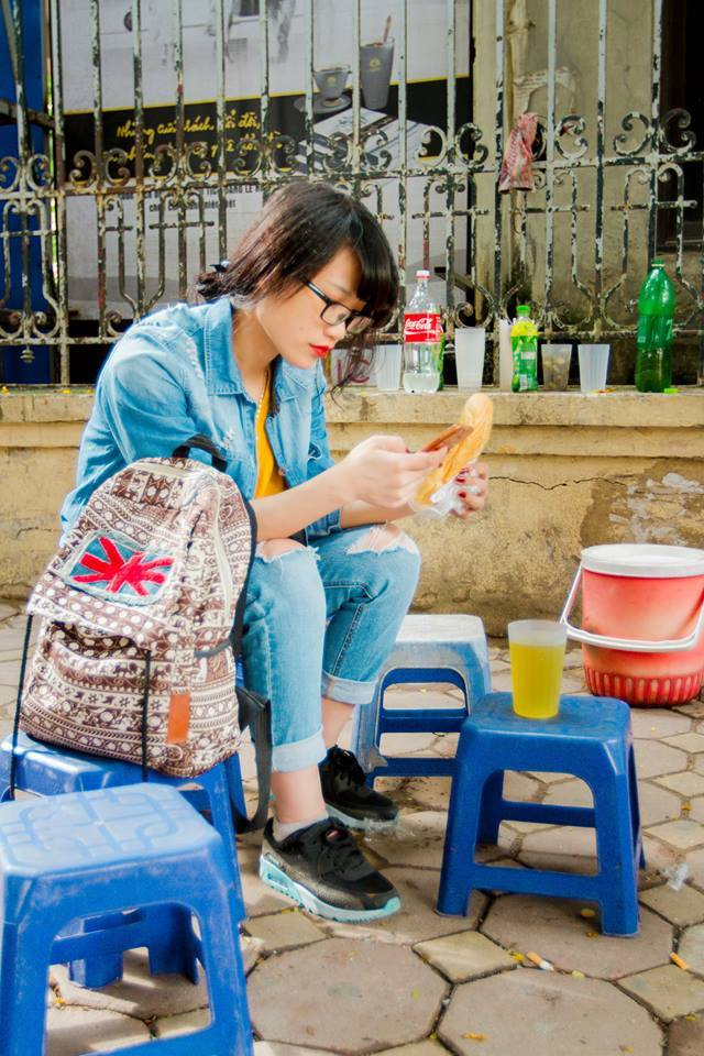 L&agrave; ph&oacute;ng vi&ecirc;n họ phải chấp nhận ăn s&aacute;ng ở những qu&aacute;n ăn tạm ven đường. Ảnh: FBNV