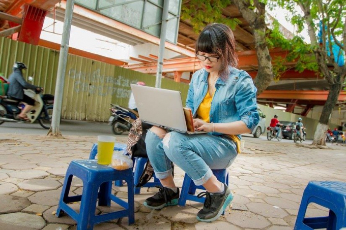 L&agrave; nh&agrave; b&aacute;o, họ chấp nhận phải linh động, l&agrave;m việc tr&ecirc;n vỉa h&egrave; l&agrave; ch&iacute;nh Ảnh: FBNV