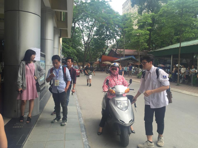 Phụ huynh v&agrave; th&iacute; sinh c&oacute; mặt từ sớm để kịp thời gian l&agrave;m thủ tục dự thi.