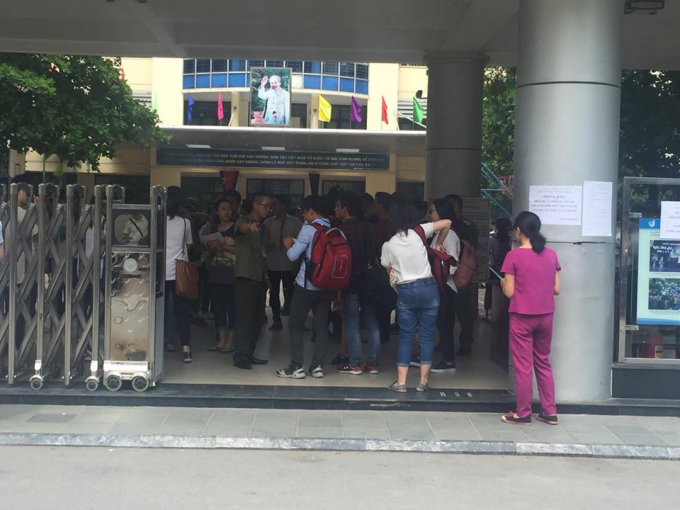 Phụ huynh chỉ được chờ th&iacute; sinh ở b&ecirc;n ngo&agrave;i.